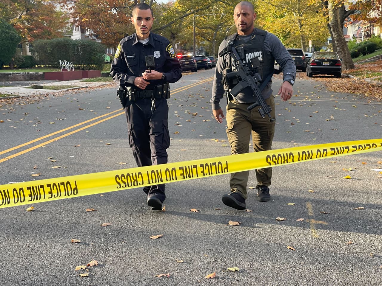 Sospechoso dispara contra oficiales en Newark; reportan al menos dos policías heridos