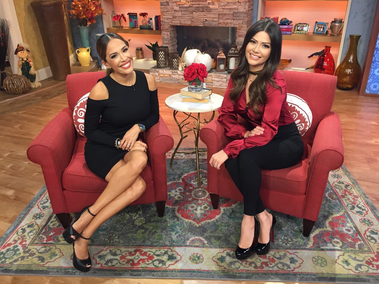 En comerciales, Karla y Ana Patricia aprovechan para charlar y ponerse al día.