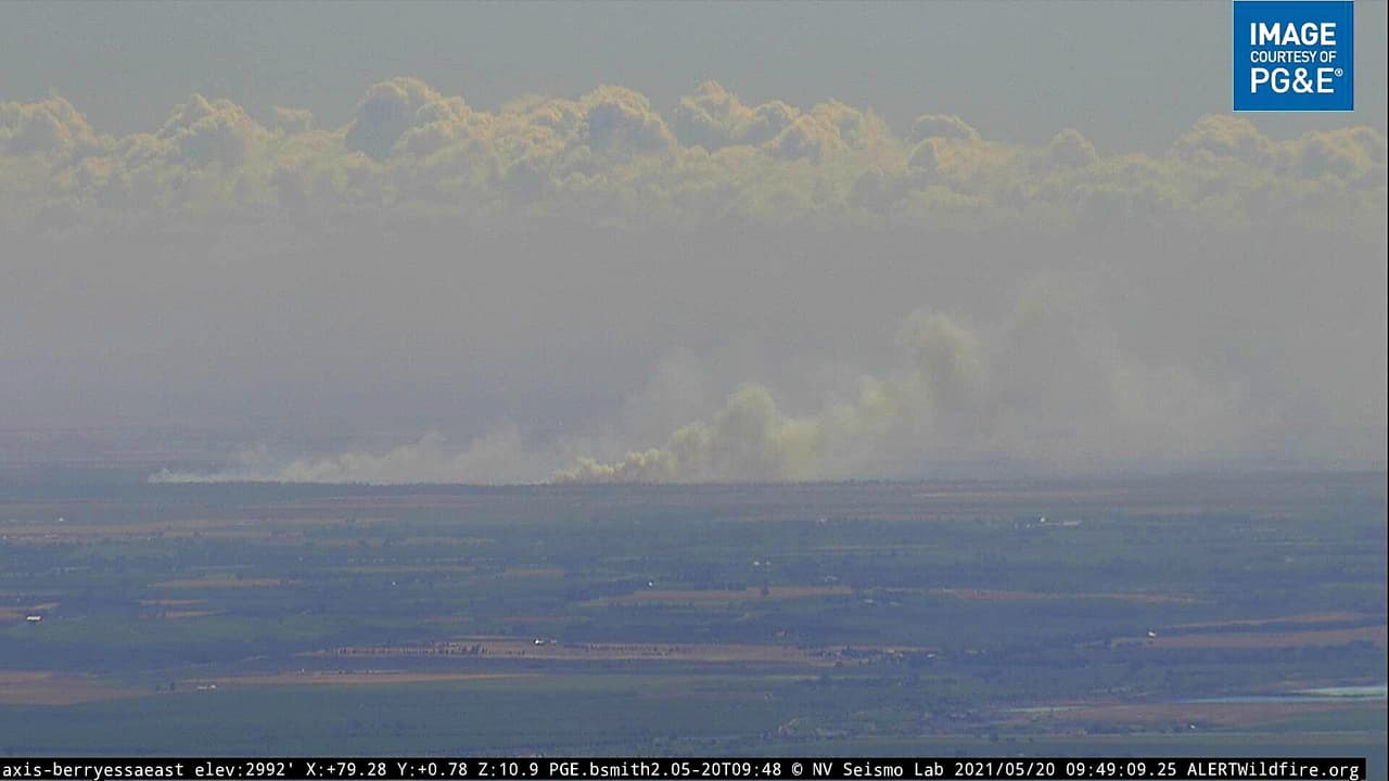 Incendio de maleza arde en el condado Yolo cerca del Aeropuerto Internacional de Sacramento