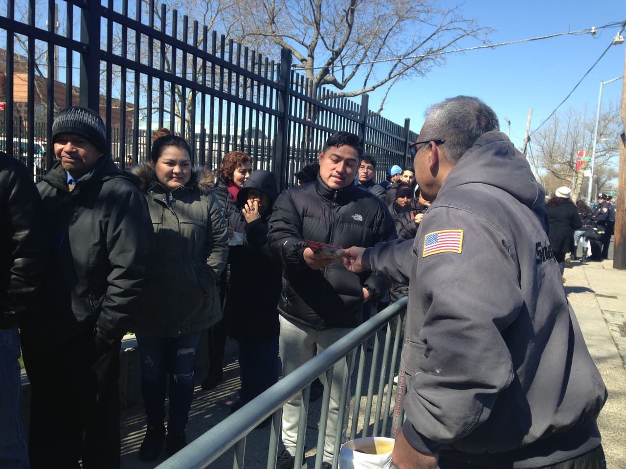 Un hombre distribuye propaganda entre votantes.