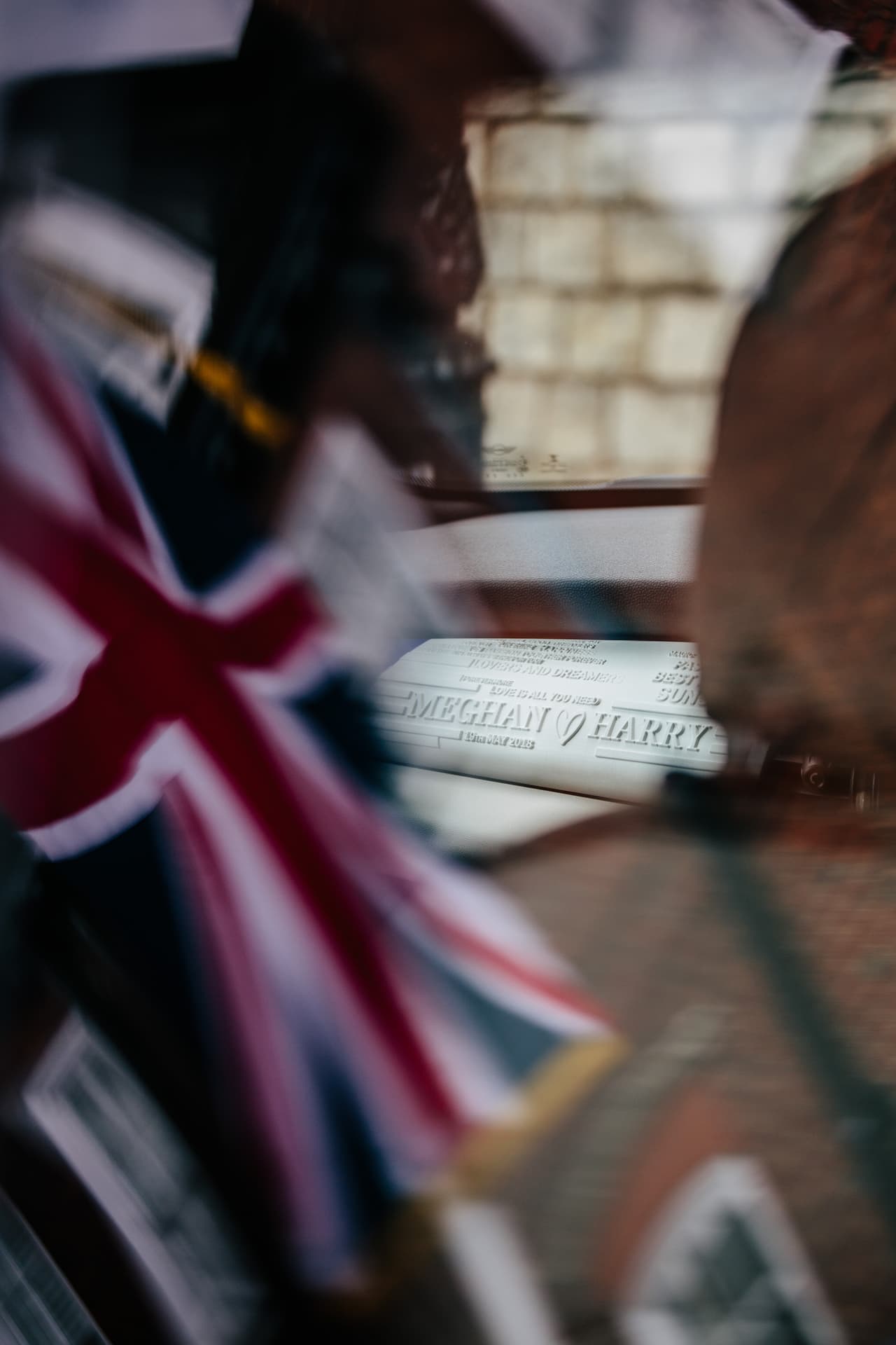 En varios elementos de la cabina se encuentran grabados los apellidos de los novios. Pero no solo eso, en el tablero, de lado del copiloto, se agregó una franja con mensajes de buenos deseos para el matrimonio.