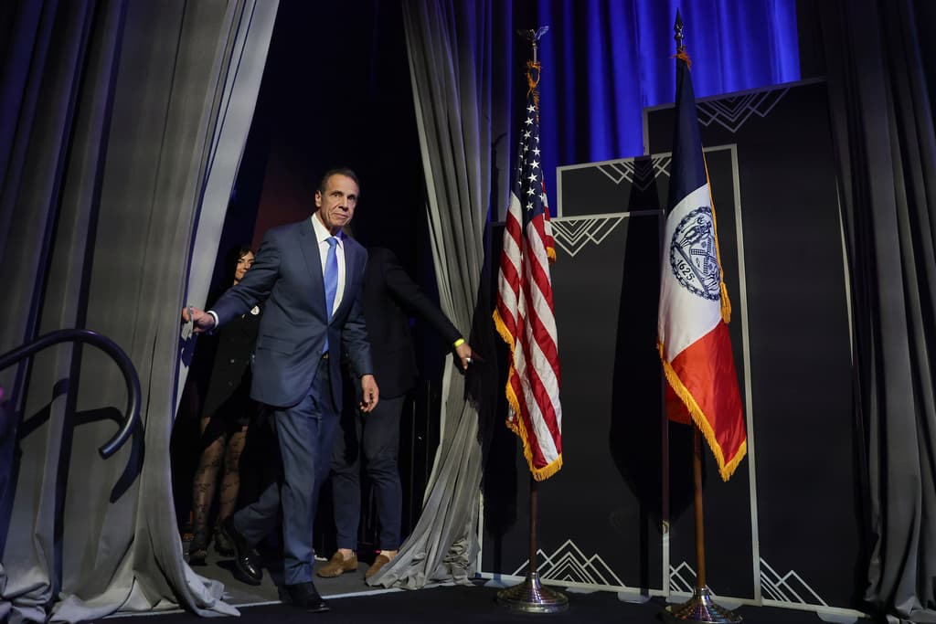 El exgobernador Andrew Cuomo, quien compitió como independiente y recibió el apoyo del presidente republicano Donald Trump, 
<b>reconoció que la mayoría votó por Mamdani.</b> Cuando lo felicitó, sus seguidores comenzaron 
<b>un abucheo</b> y tuvo que llamarles la atención, recordándoles que no son así.