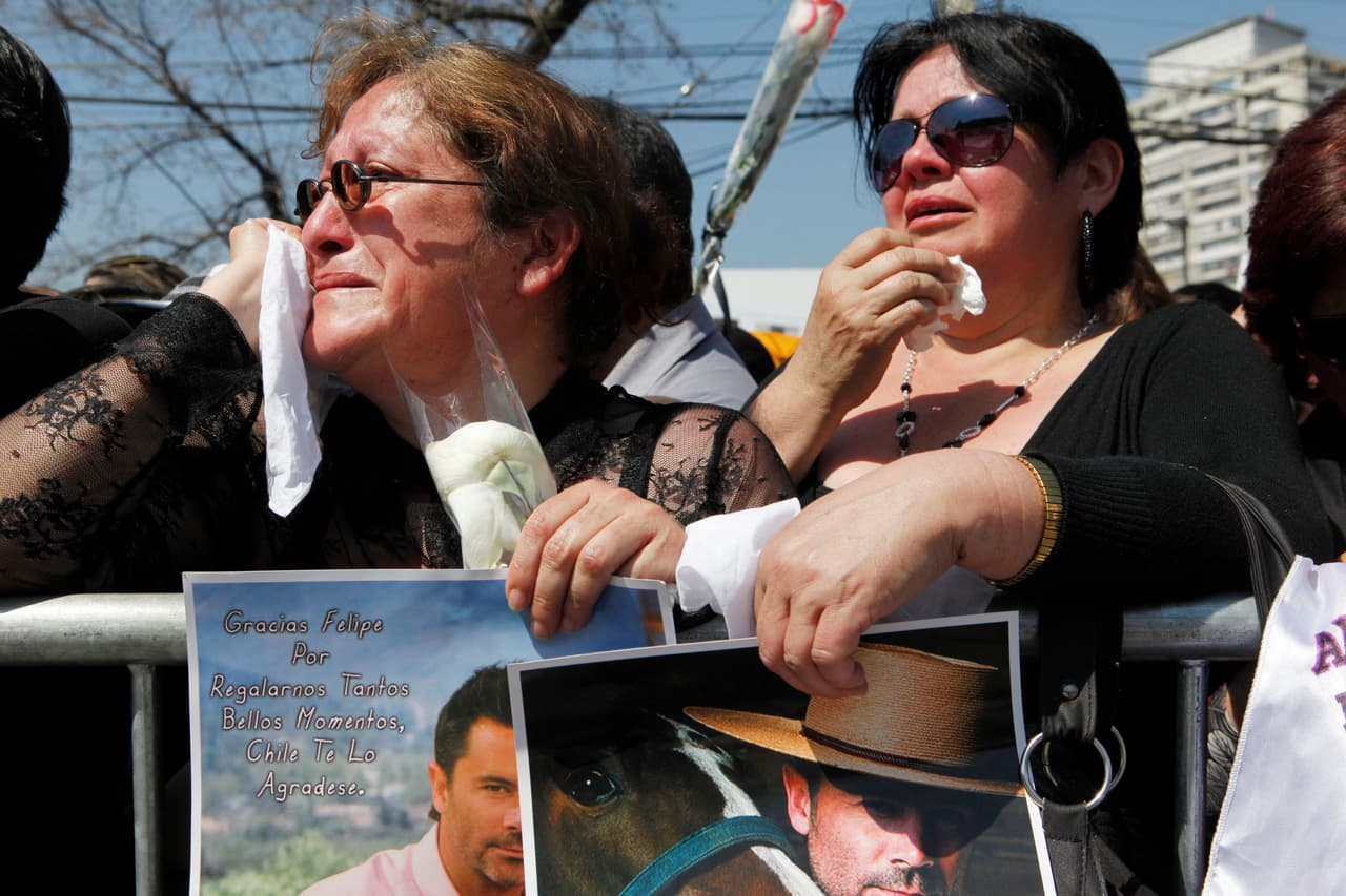 Lucero lamentó esta pérdida a través de Twitter: "Felipe vivirá por siempre en mi corazón. Y en el de miles y miles de personas que jamás lo dejaremos morir porque lo AMAMOS".
<br>