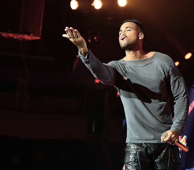 El 'Rey de la Bachata' es tan expresivo que en sus conciertos no deja de mandar tan apasionados besos a sus fanáticas.