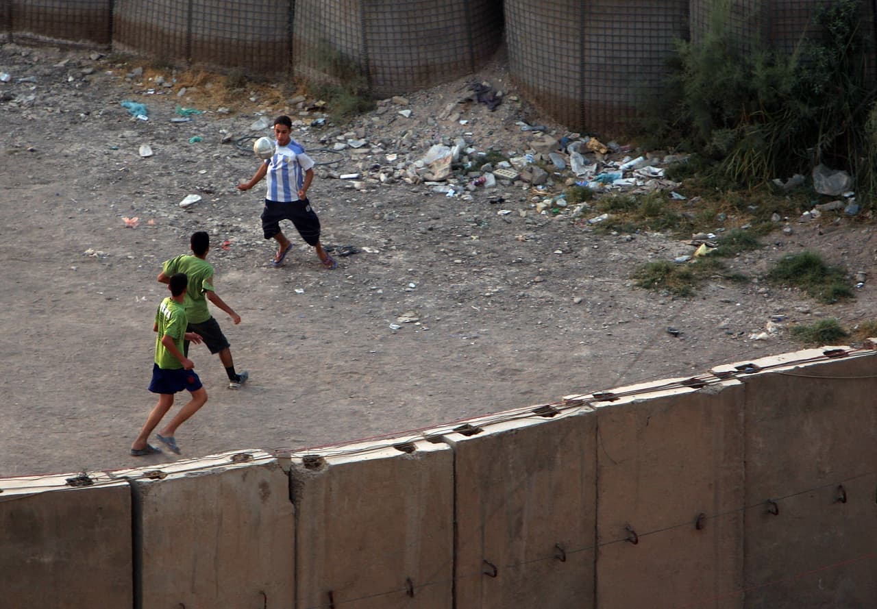 Un ataque suicida con un coche bomba dentro de un campo de futbol en la localidad de Tel Afar. Al menos 25 personas perdieron la vida y más de 100 personas resultaron heridas.