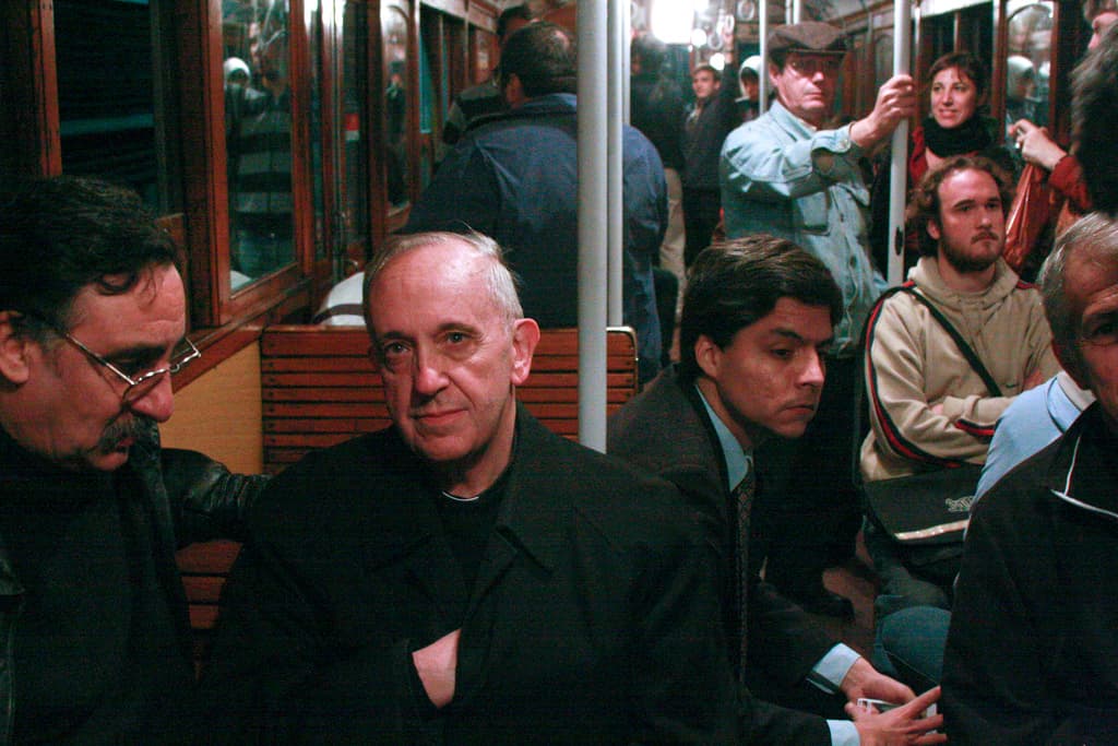 El entonces cardenal Jorge Mario Bergoglio viabajaba en metro en Buenos Aires, Argentina, en esta foto de archivo de 2008.