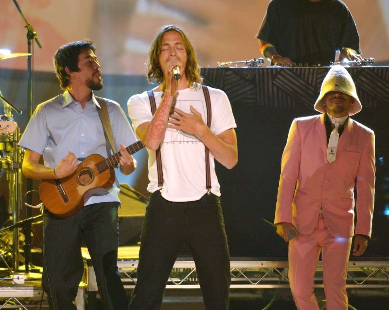 Las dos agrupaciones interpretaron el tema 'Qué pasará'.