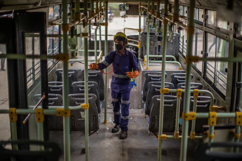 Las autoridades locales hacen hasta lo imposible para frenar la propagación del virus, con extremas jornadas de desinfección.