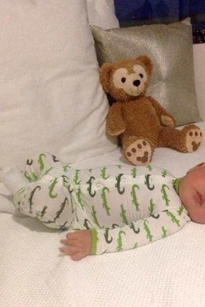 Baby Bruce enfundado en su pijama favorita.