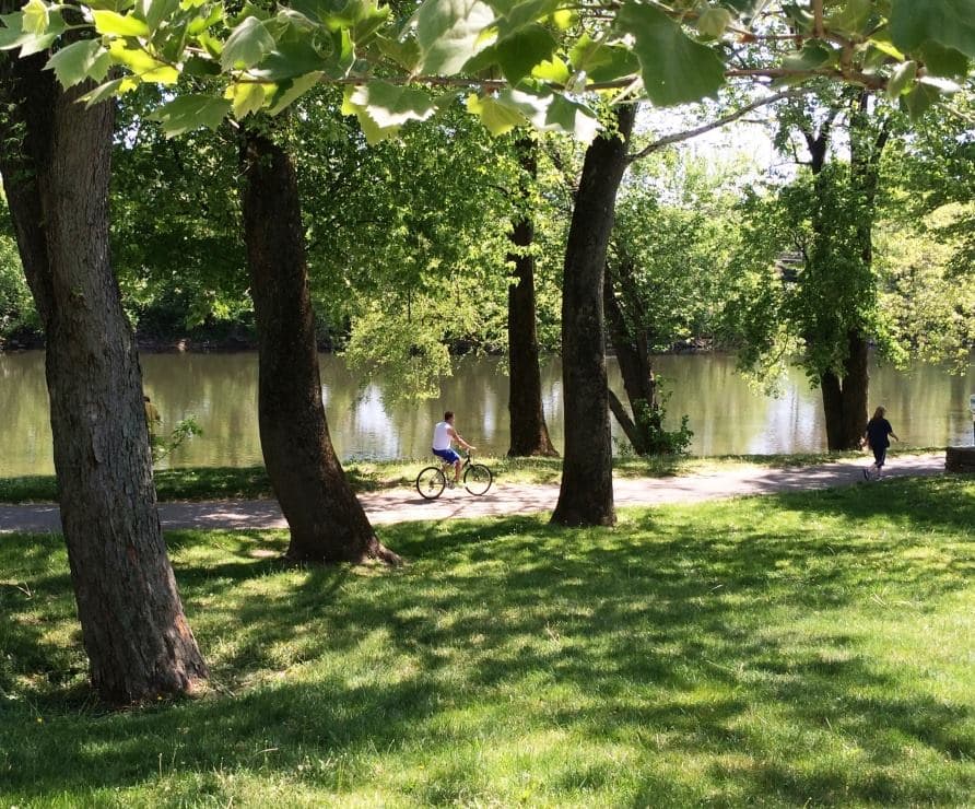 <b>Schuylkill River Trail</b>. Cada año, más de 2 millones de corredores, ciclistas y viajeros atraviesan las 75 millas del sendero del río Schuylkill, que algún día recorrerá más de 130 millas entre Filadelfia y Pottsville. Nombrado el "Mejor Sendero Urbano" de la nación por los lectores de USA Today y 10Best, el sendero es paralelo al río Schuylkill y cubre territorio en los condados de Filadelfia, Montgomery, Chester, Berks y Schuylkill.