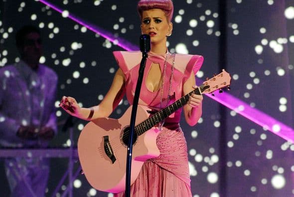 De la cantidad total recaudada $17.3 millones fueron por su más de 15.2 millones de descargas digitales, cantidad que le ayudó a dejar atrás a estrellas de la talla de Britney Spears y Elton John. El resto lo recaudó de su venta de álbumes, $12.3 millones, y sus presentaciones, $28.4 millones.