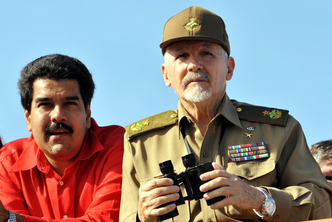 Nicolás Maduro y Ramiro Valdéz durante un acto oficial en Cuba, el 1 de mayo de 2009.