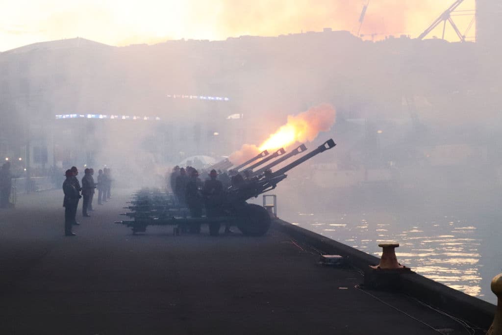 También se homajeó a la reina con salvas. En la imagen, el que tuvo lugar en Nueva Zelanda, donde se dispararon 96, uno por cada año de vida de Isabel II.