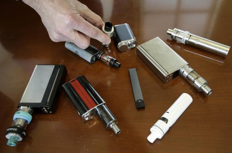 Se estima que usar una cápsula de líquido de cigarrillo electrónico equivale a fumar 20 cigarrillos. Además, también es posible que los cigarrillos electrónicos estén equipados con cápsulas que contengan THC, el químico psicoactivo que se encuentra en la marihuana.