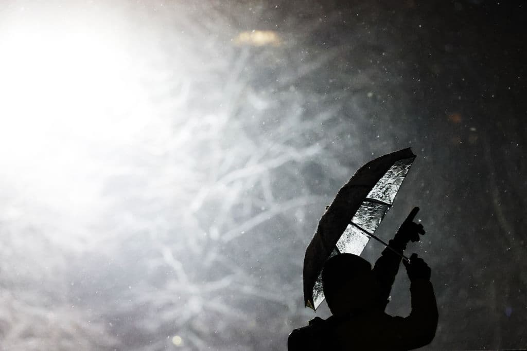 Una persona camina con un paraguas en Central Park mientras observa la nieve el 19 de enero de 2025.