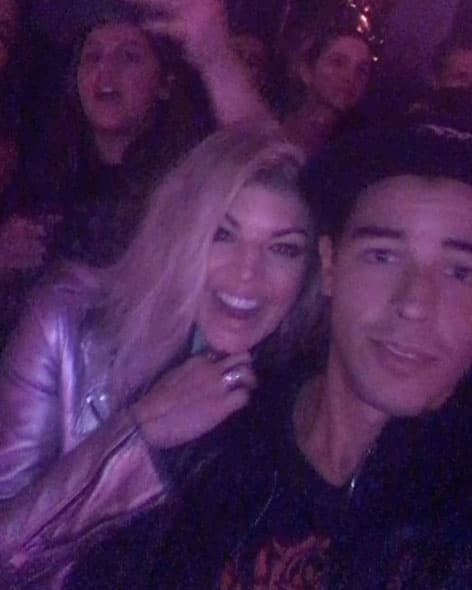 Asistieron varios amigos famosos de la pareja, como Fergie, aquí posando junto a Manolo.