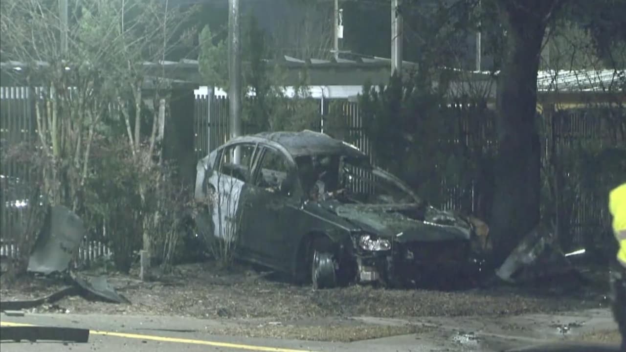 Un vehículo se incendió después de terminar chocado contra un árbol en la vía que conduce al aeropuerto George Bush.