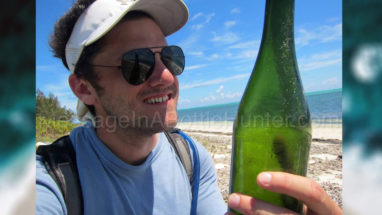 “Me encanta encontrar mensajes en las botellas solamente por la emoción de hacerlo, pero he llegado a sentir casi una responsabilidad seguir haciéndolo, a veces encuentro mensajes escritos por personas que ya no están vivas, cuando eso ocurre localizo a sus familiares y les entrego la carta”.