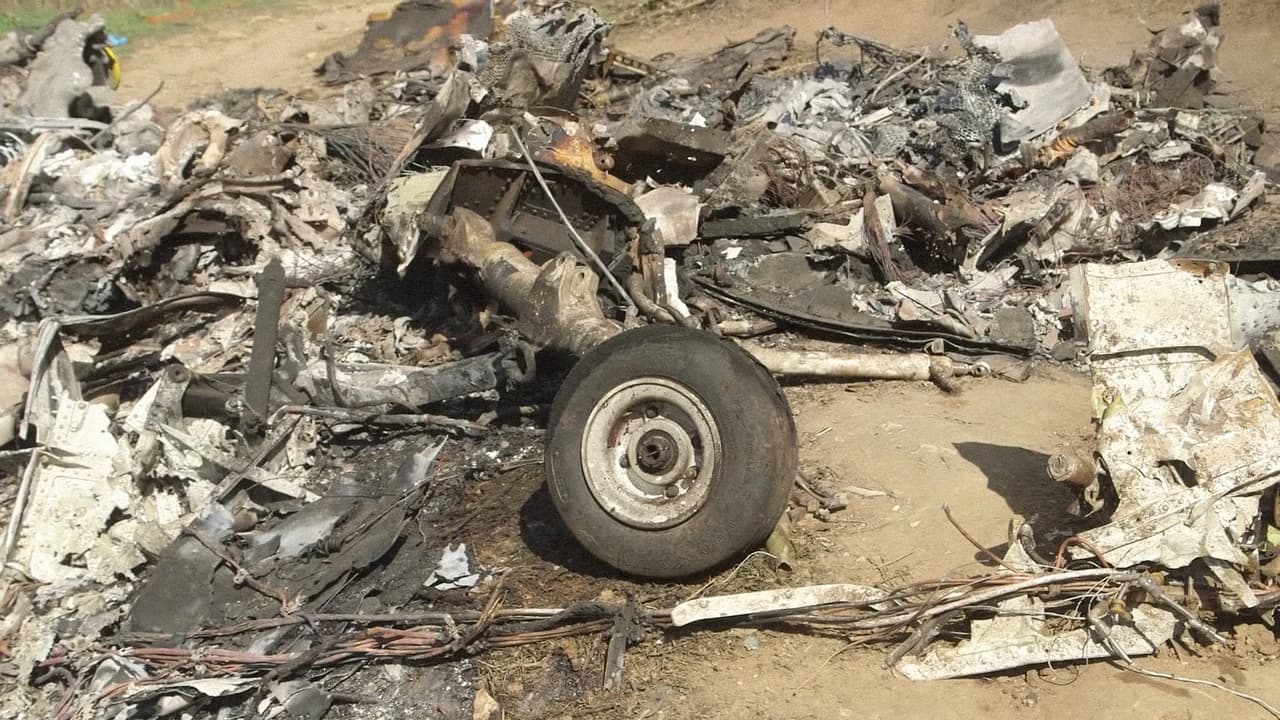 Una de las ruedas del helicóptero destrozado en una colina. Las cuadrillas de rescate recuperaron ya todos los cadáveres.