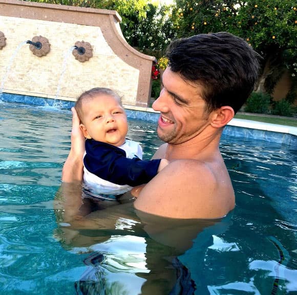Con papá en la piscina. ¿Herederá su talento?