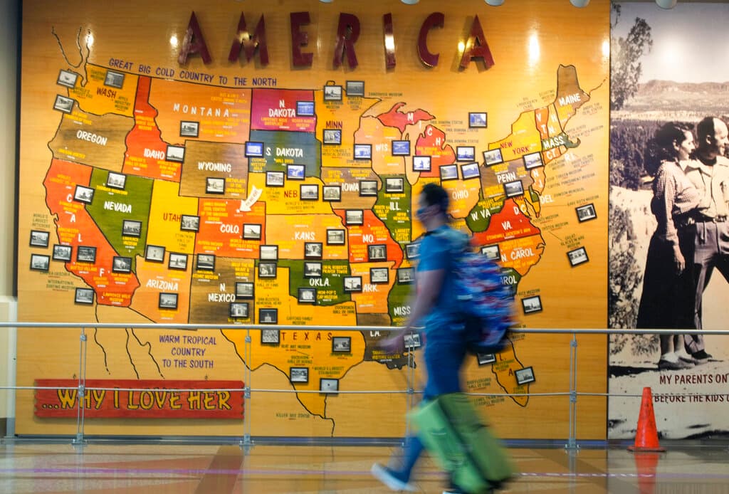 En concreto, son "unos 50 países" donde "la tasa total de vacunación es menor al 10 %", precisó el citado funcionario estadounidense. La Casa Blanca no proporcionó inmediatamente esa lista, pero, según datos oficiales de distintos gobiernos recopilados por el portal Our World in Data, la mayoría de esos países son africanos, aunque también están Nicaragua, Haití, Afganistán, Siria o Irak.
<br>