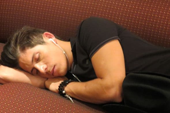 ¿Y qué hacía Fernando Corona antes del estreno? ¡Dormidote!