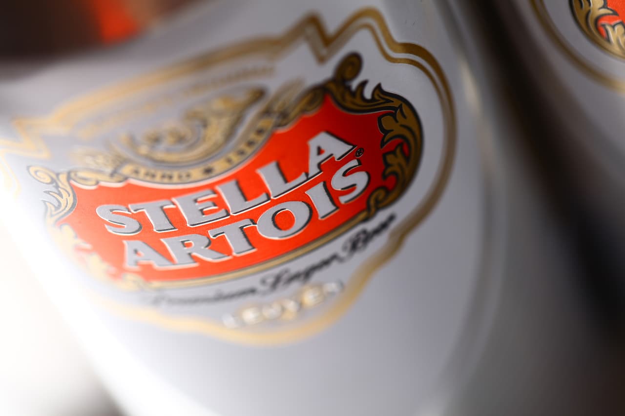 <b>Puesto 19. Familias Van Damme, De Spoelberch y De Mevius</b>
<br>
<b>Compañía: </b>Anheuser-Busch InBev
<br>
<b>Patrimonio: 40,200 millones de dólares</b>
<br>Generaciones: 5
<br>Industria: bebidas
<br>Establecida en: Lovaina, Bélgica
<br>
<br>La sociedad de estas tres familias cerveceras belgas tiene sus raíces en el siglo XIV, según Bloomberg. La familia Van Damme se unió a las demás en 1987, cuando la fusión entre Piedboeuf y Artois condujo a la creación de Interbrew. Unos años después, en 2004, esta empresa se unió con la cervecera brasileña AmBev. La corporación es hoy un gigante global en la fabricación de cervezas.