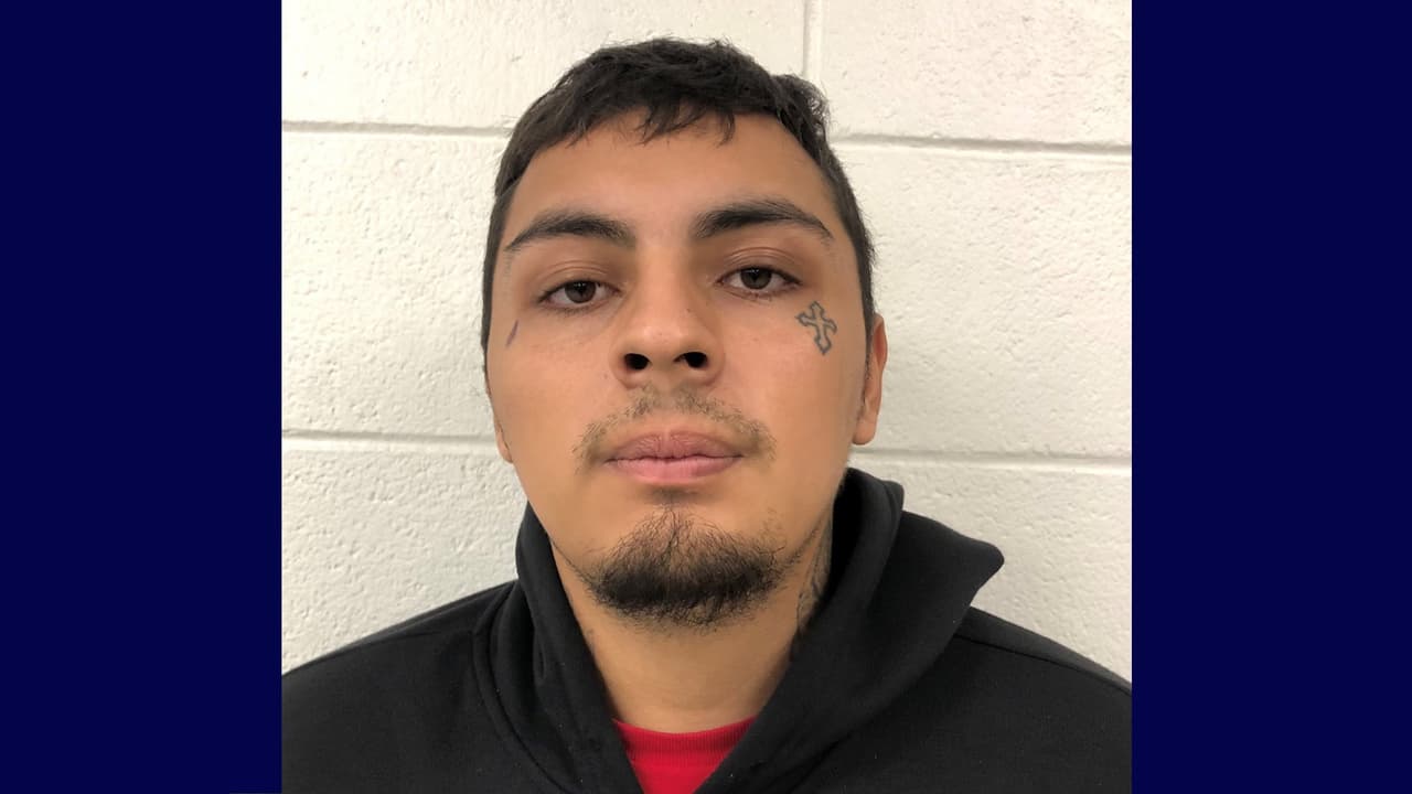 Elvis Guzmán Rodríguez, un ciudadano mexicano de 21 años, ingresó ilegalmente a Estados Unidos el 1 de diciembre en la noche. Guzmán Rodríguez tiene dos condenas por delitos graves por robo y asalto a un compañero de prisión. Será procesado por el reingreso de un inmigrante previamente deportado.