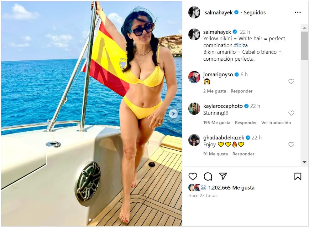 Salma Hayek se presumió en bikinazo.