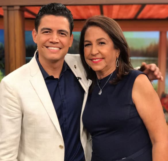 Orlando adora a su madre y fue muy feliz de poder celebrarla este día.