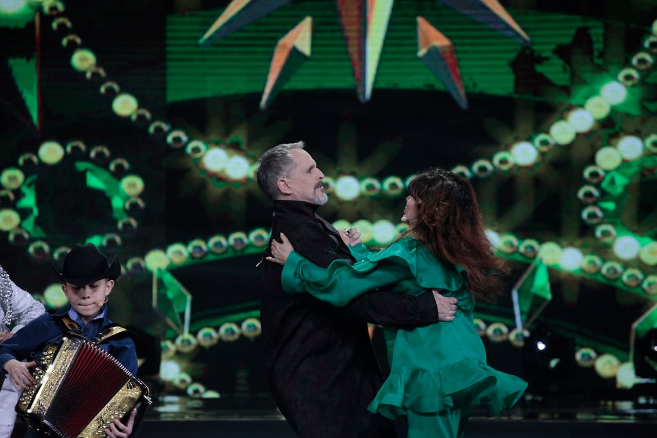 Miguel tomó a Verónica Castro de la cintura y, aunque no la quebró, sí disfrutó con ella este ritmo.