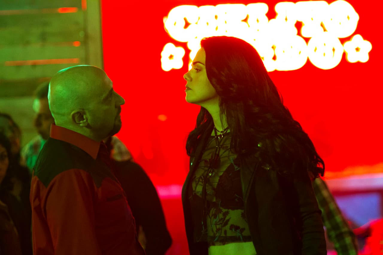 El líder de los pistoleros trató de tomarla por la fuerza. 
<b><a href="http://www.univision.com/series/la-piloto/la-piloto-yolanda-enfrento-a-varios-hombres-que-intentaron-aprovecharse-de-ella-y-sus-amigas-escena-del-dia-video">Sin embargo, ella lo apartó amenazándolo con su pistola</a></b>.