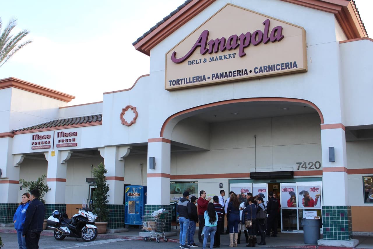 Clientes reclaman a la entrada de La Amapola por la masa para tamales en mal estado.