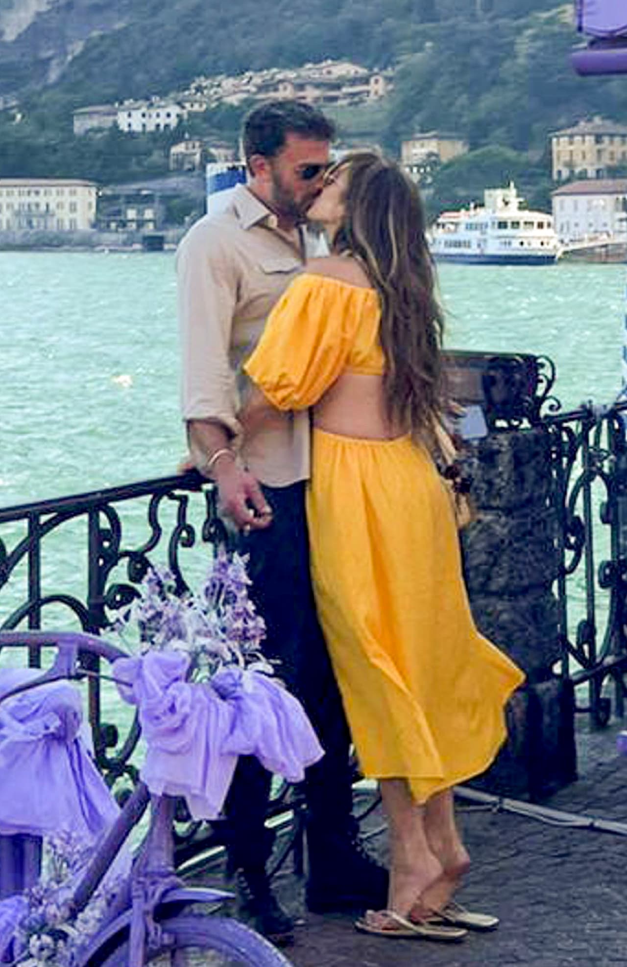 López dio un paseo con Affleck por el lago de Como, durante el cual incluso se demostraron el amor que se profesan con tiernos besos. 
<br>
