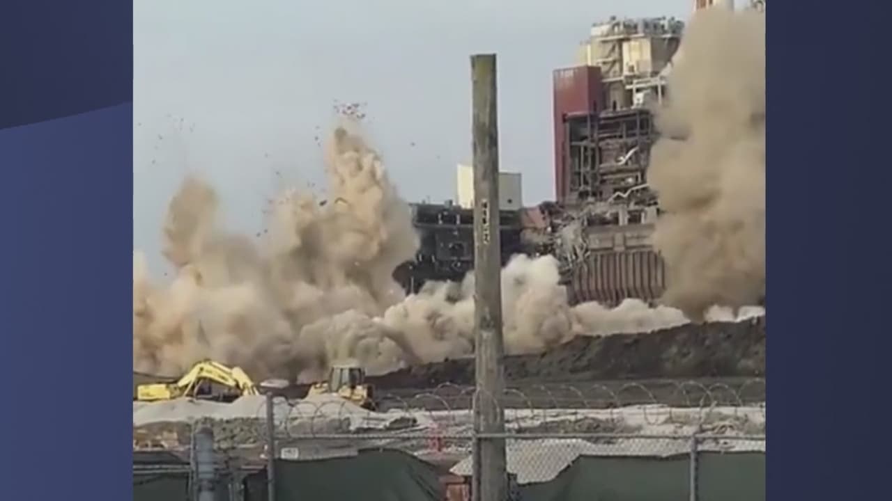 Residentes de La Villita exigen respuestas tras demolición de torre de humo y el peligro que pudiera representar