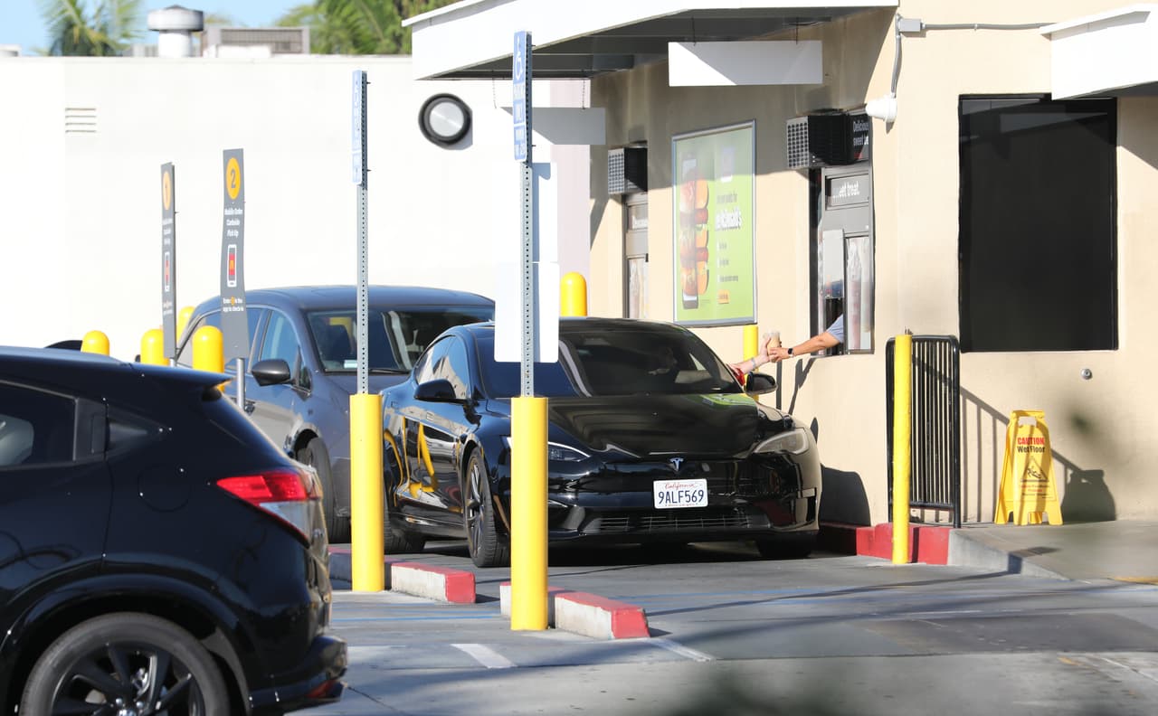 Antes de dejarlos en la puerta del colegio, les compró el desayuno en un restaurante de comida rápida.