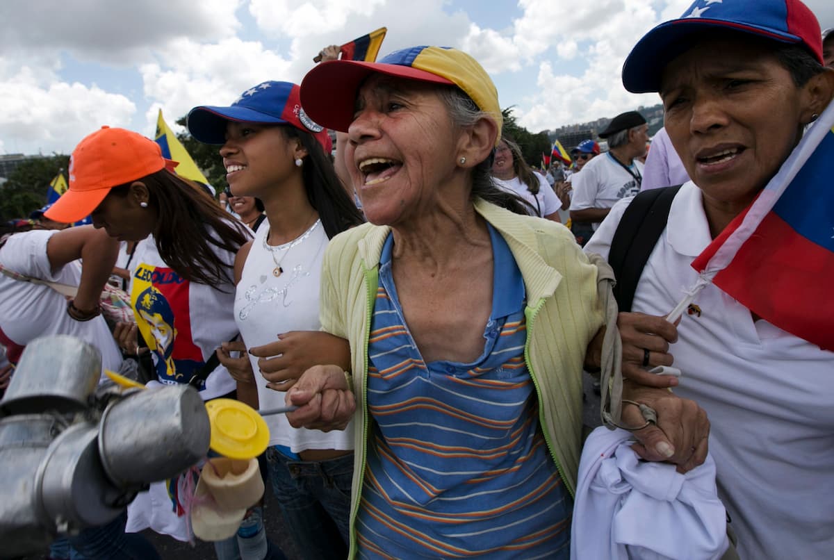 Al grito de "¡Venezuela resteada será liberada!", las manifestantes, muchas con camisetas blancas, banderas venezolanas y carteles que decían "Somos 30 millones de motivos para revocarlo" marcharon por las principales vías del este de Caracas