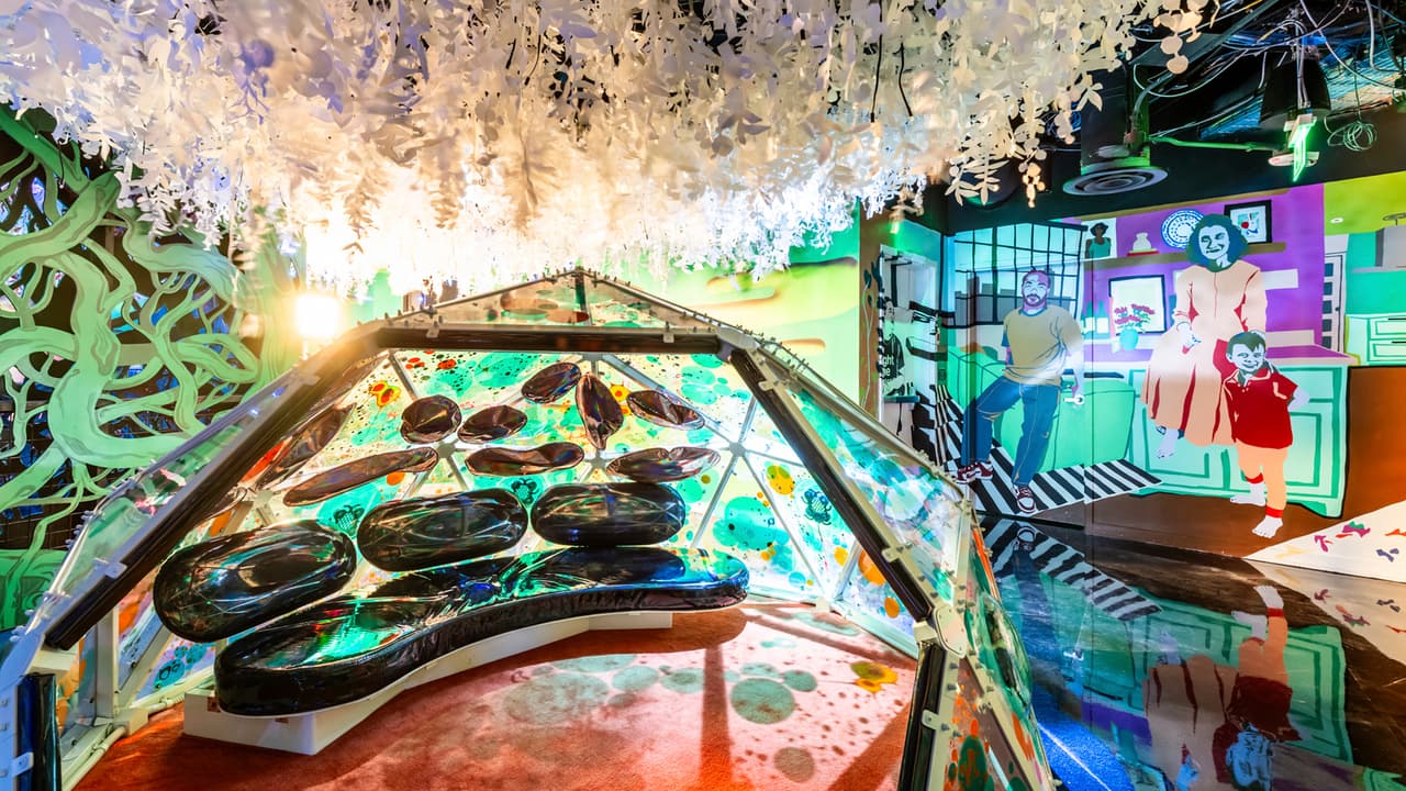 <b>Unos 38 artistas de Texas, incluidos hispanos</b>, formaron parte del diseño de 
<i>“Lo realmente irreal”</i>. Los visitantes pueden explorar una serie de paisajes que desafían los sentidos, además, 
<b>ofrece lugares increíbles para una fotografía o selfie que será simplemente genial</b>.