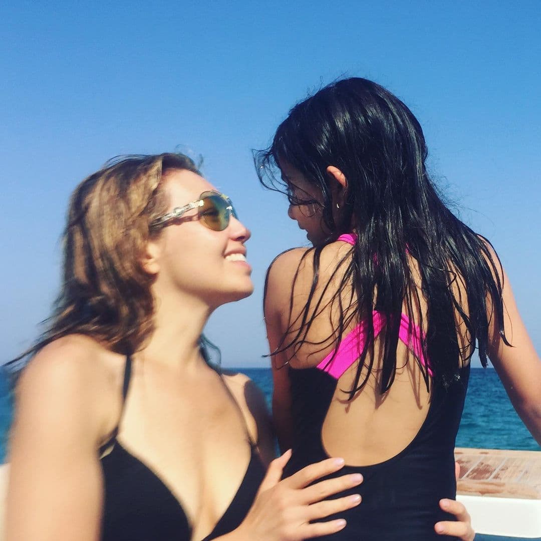 "¡Hoy mi bebé cumple 14 años! Sabrina Sakaë, amor mío, 
<b>eres la persona más maravillosa que he conocido en mi vida</b>. ¡Eres una guerrera! Con un alma fuerte, poderosa, un corazón generoso y lleno de amor para compartir. Eres una maestra de vida, con la fuerza de reinventarte y de salir adelante ante cualquier obstáculo. ¡Eres maravillosa!", externó la intérprete de 'Mojito'.