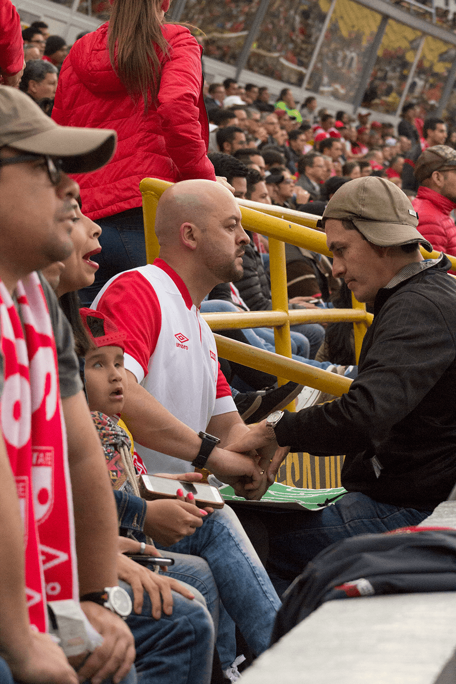 César lleva las manos de José Richard por el tablero para indicarle la posición de los jugadores, tal como ocurre en el campo.