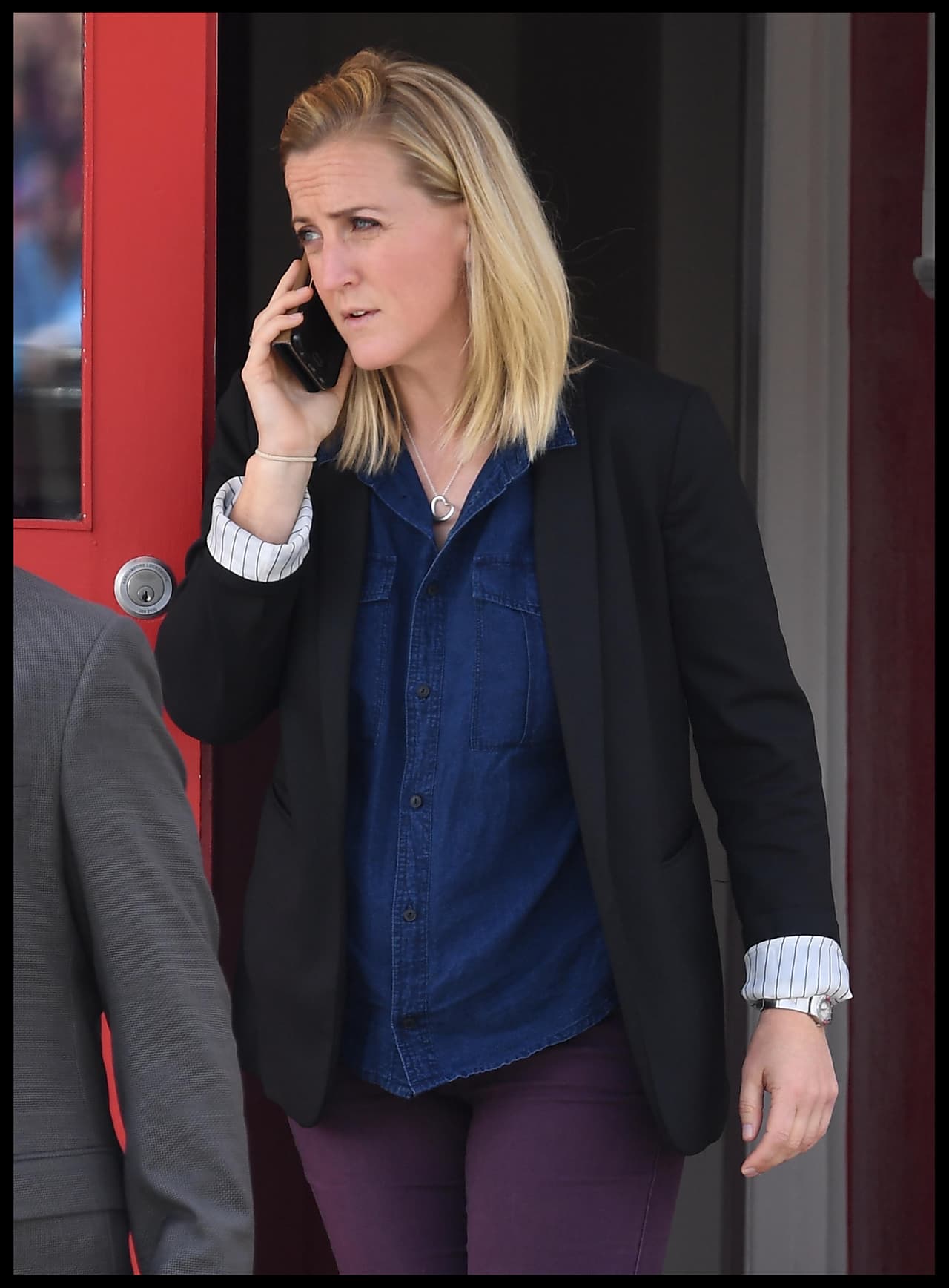 Tras su dimisión, la inspectora de policía se convertiría en la tercera persona vinculada con el entorno inmediato de Meghan Markle en renunciar a su puesto con la familia real británica.
<br>