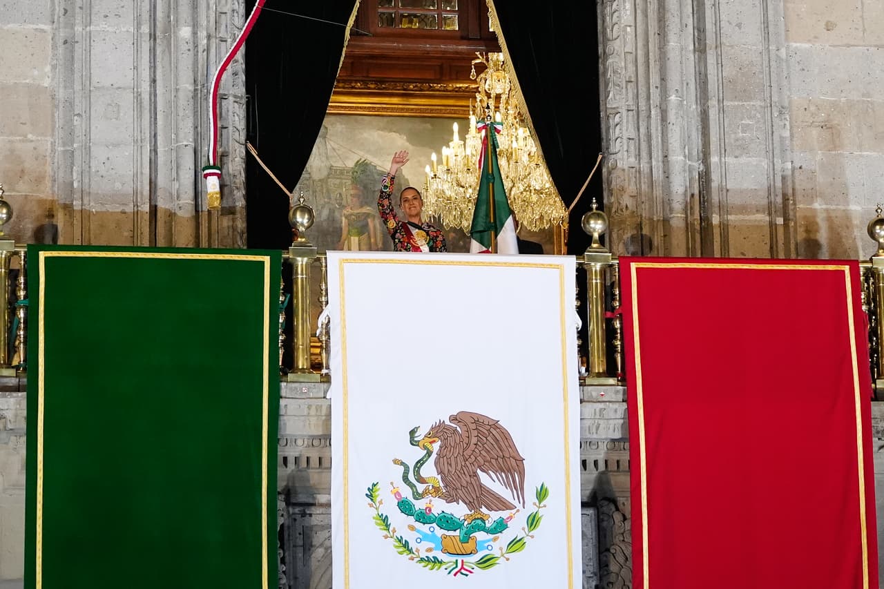 La presidenta Claudia Sheinbaum saluda a los asistentes reunidos en el Zócalo de la CDMX.