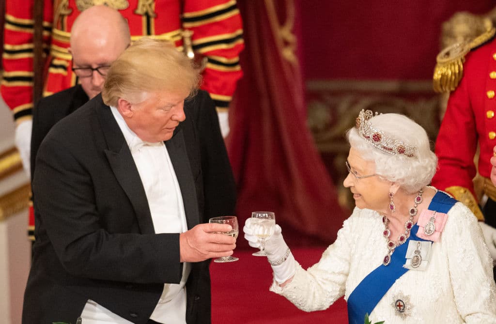 En un comunicado emitido por la firma Garrard, y compartido por 
<a href="https://www.townandcountrymag.com/society/tradition/a27724194/queen-elizabeth-burmese-ruby-tiara-shade-donald-trump-state-banquet/" target="_blank">Town & Country</a>, se explica el significado de esta pieza: "Los 96 rubíes son un gesto simbólico, ya que los rubíes en la cultura birmana protegen de la enfermedad y el mal, en este caso para proteger al portador de las 96 enfermedades que pueden afectar a los humanos".
<br>