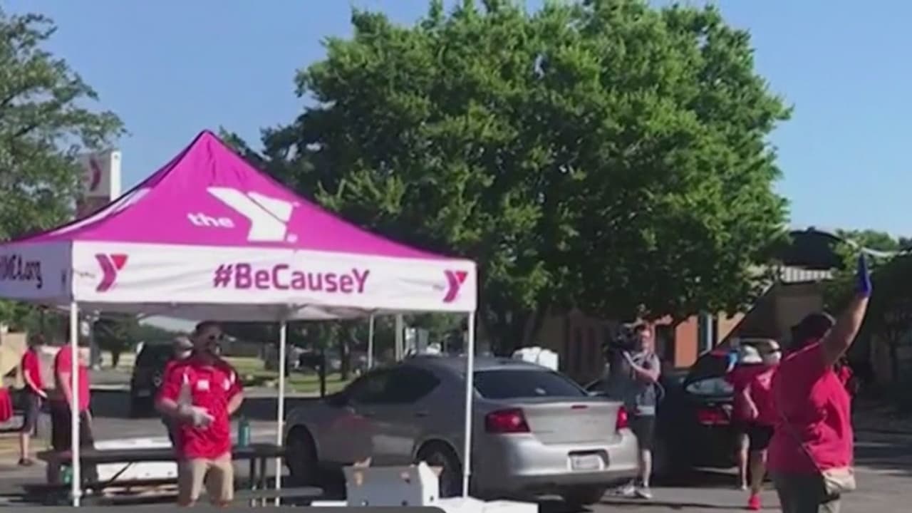 Entregan alimentos a familias del área de Austin afectadas por el coronavirus