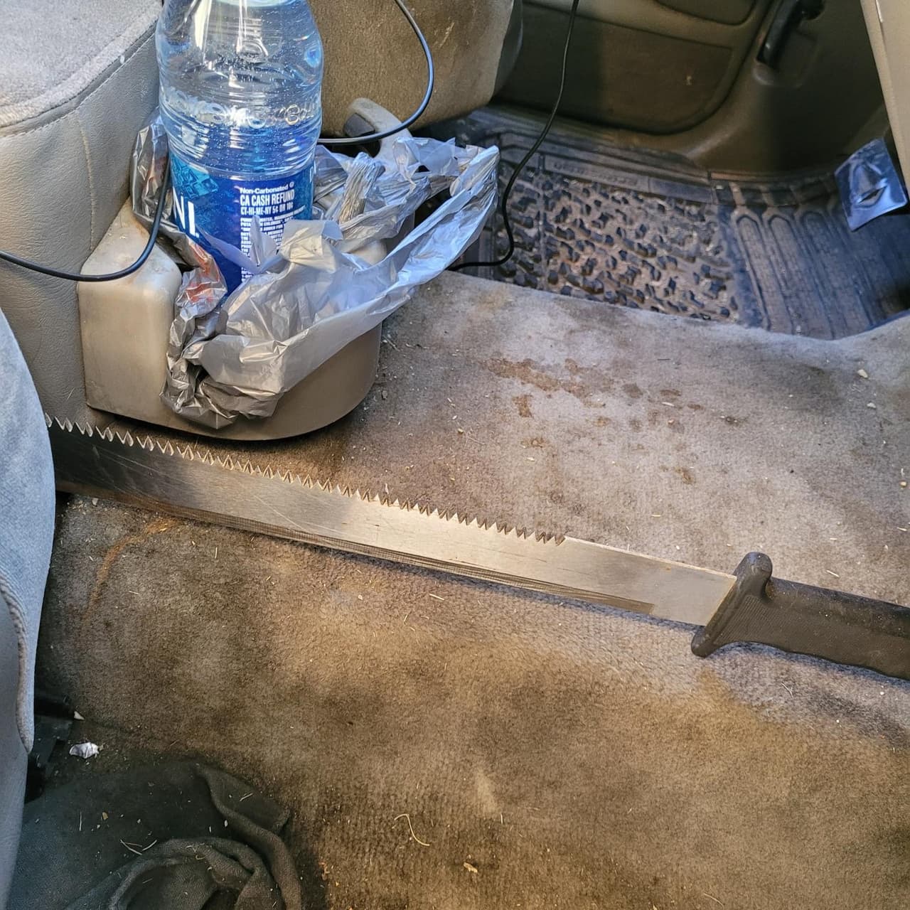 En el vehículo donde viajaban los indocumentados se encontró un machete.