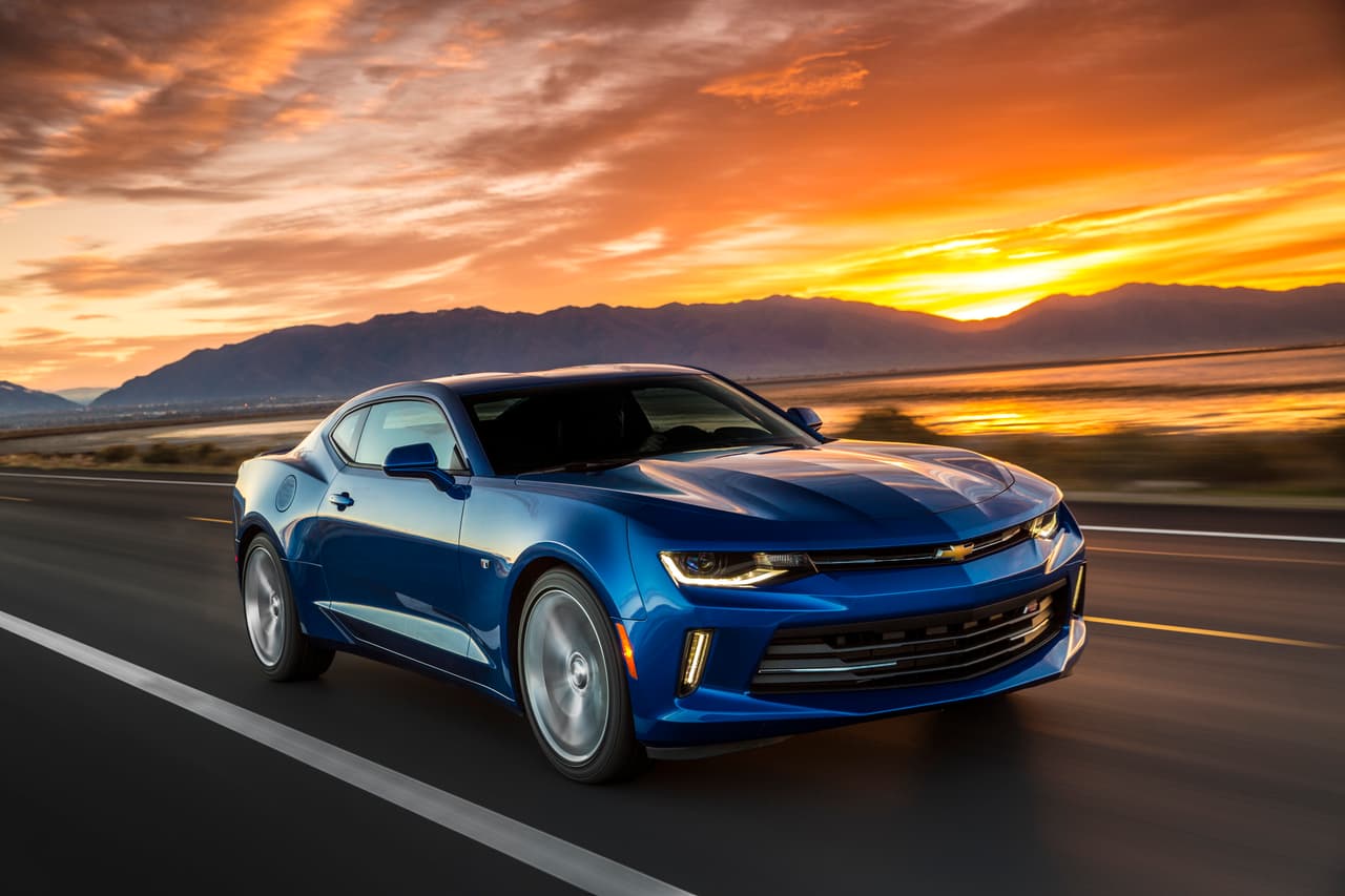 4to Lugar: Al igual que el Malibu 2016, el totalmente nuevo Chevrolet Camaro 2016 apenas llega a los concesionarios. Más liviano, más atractivo y con un interior que se sentiría en casa en un deportivo de lujo el nuevo Camaro llega a darle la batalla a su archirrival, el Mustang de Ford. El interés que ha despertado es un indicativo de sus prospectos en esta lucha, que ya a durando una gran parte de los últimos 50 años.