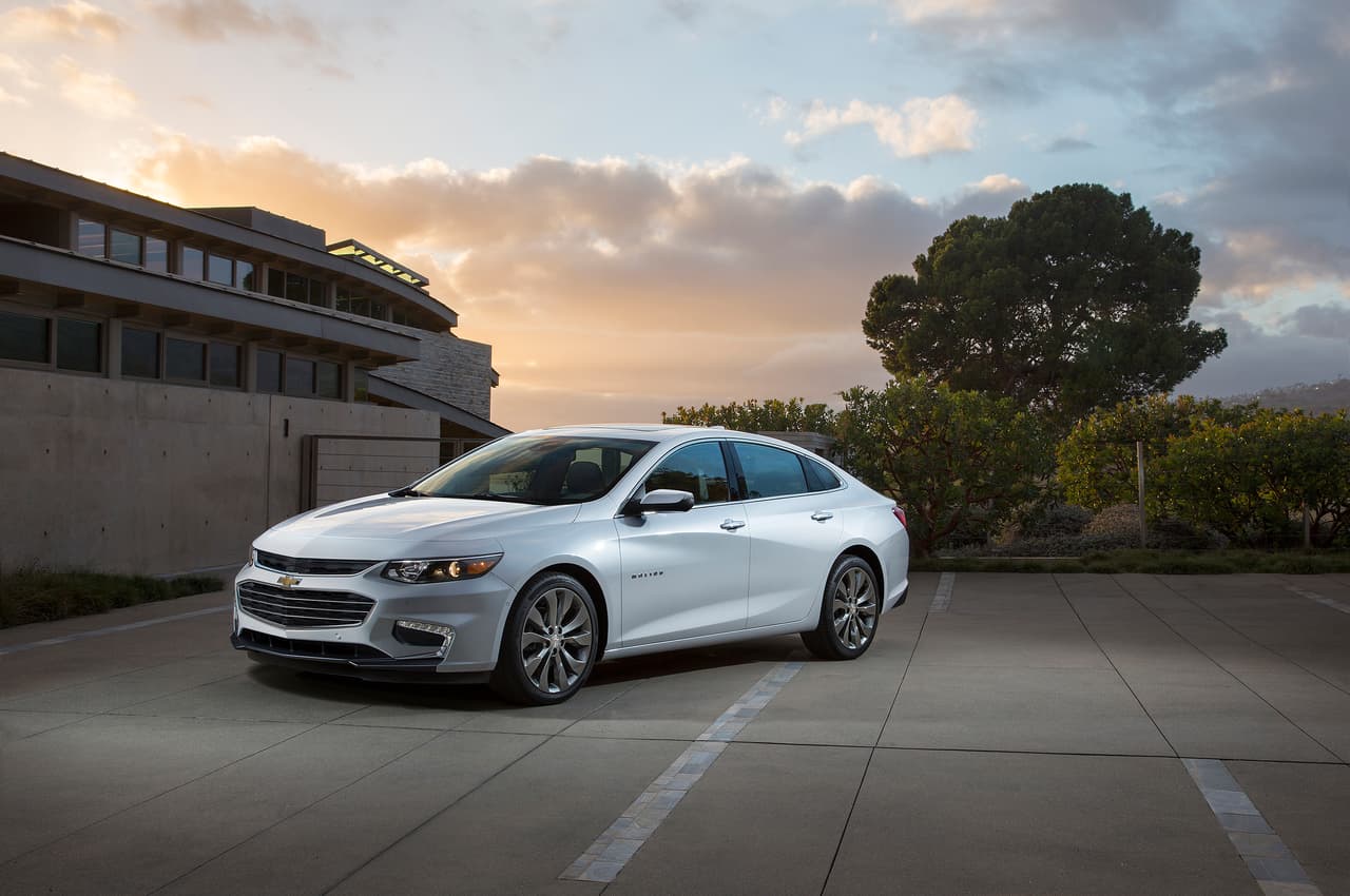 1er Lugar: Sorprende que el totalmente nuevo Chevrolet Malibu 2016 que apenas comienza a llegar a los punto de venta de Chevy haya ocupado el primer lugar. Tanto interes sólo puede presagiar cosas buenas para el nuevo mediano de Chevrolet el cual en sus versiones anteriores nunca fue favorecido por las preferencias del público.