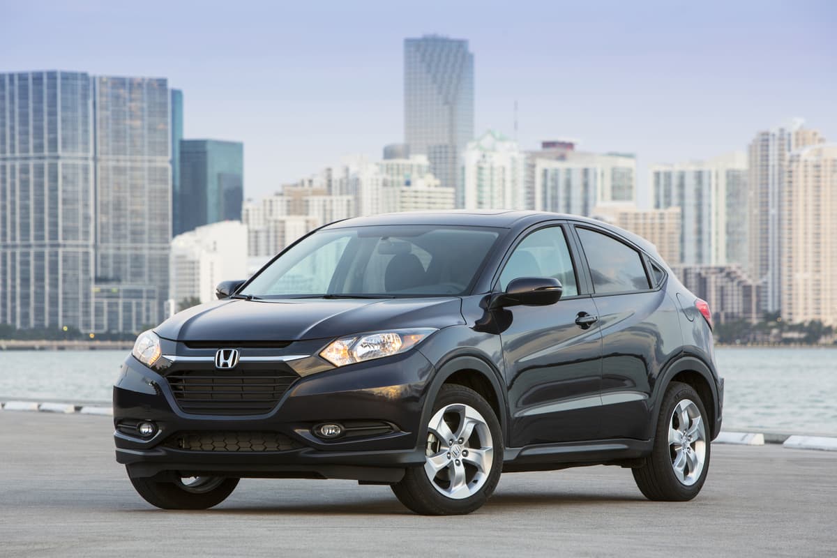 5to Lugar: La Honda HR-V, totalmente nueva para el 2015, cuenta con todas las ingeniosas maneras de aprovechar el espacio que conseguimos en el Honda Fit, su donante de mecánica, lo que la hace una de las mejores camionetas en su categoría.