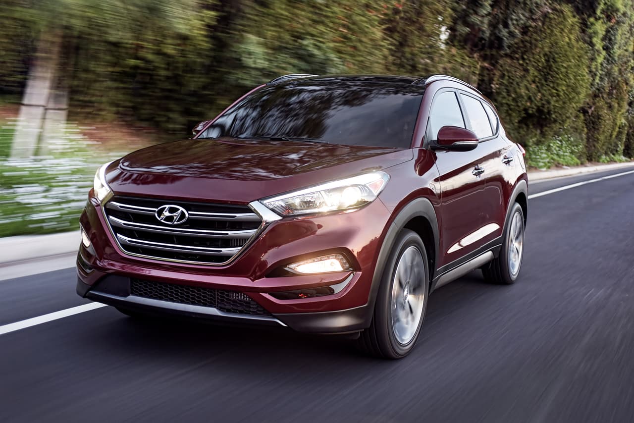 10mo Lugar: Todo en la Hyundai Tucson denota estilo, competencia y utilidad. Una combinación ganadora que ha hecho de la generación actual de esta CUV compacta presentada en el 2015, una de las camionetas más populares en venta y una de las más buscadas en Google en el 2015.