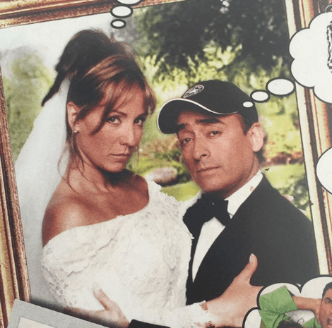 Consuelo Duval vestida de novia junto a Adal Ramones